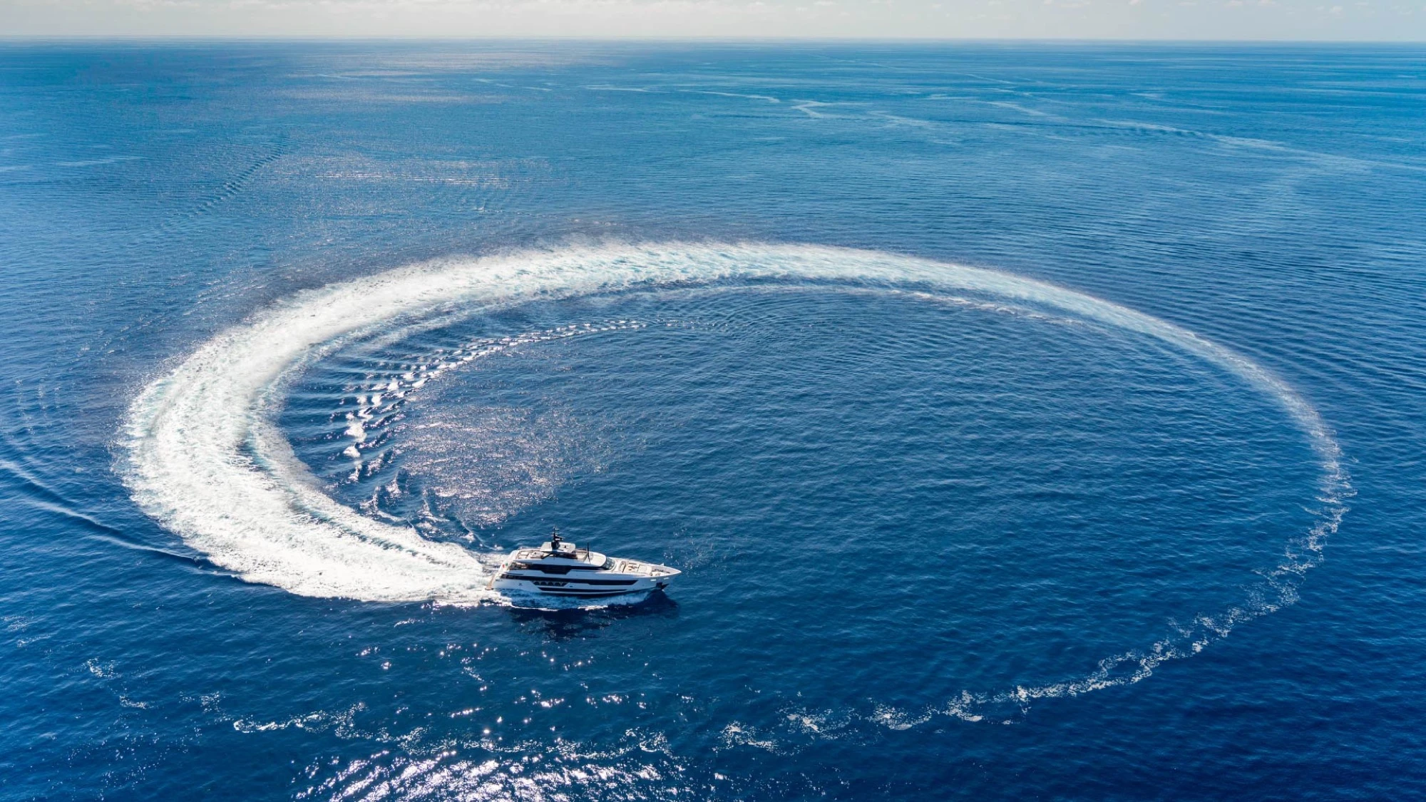Custom Line Saetta 140'